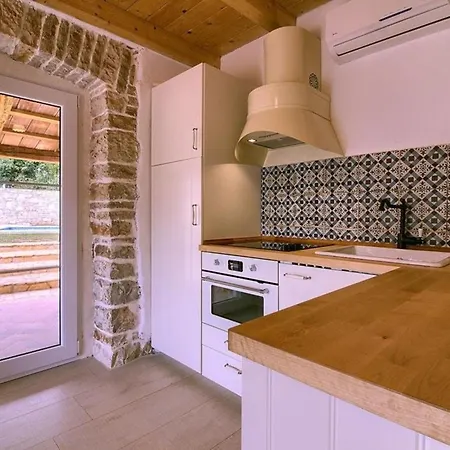 Mit Privatpool Fuer 6 Personen Ca 60 Qm In Rajki, Istrien Binnenland Von Istrien Holiday home Rajki