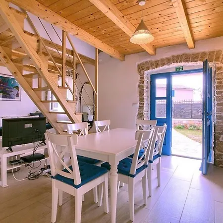 Mit Privatpool Fuer 6 Personen Ca 60 Qm In Rajki, Istrien Binnenland Von Istrien